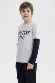 Polera niño gris melange claro con estampa central New York y personaje con balón en estilo gráfico animado