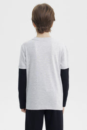 Polera niño gris melange claro con estampa central New York y personaje con balón en estilo gráfico animado