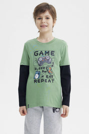 Polera niño verde claro con estampa central de videojuego con control consola pizza y texto GAME SLEEP EAT REPEAT