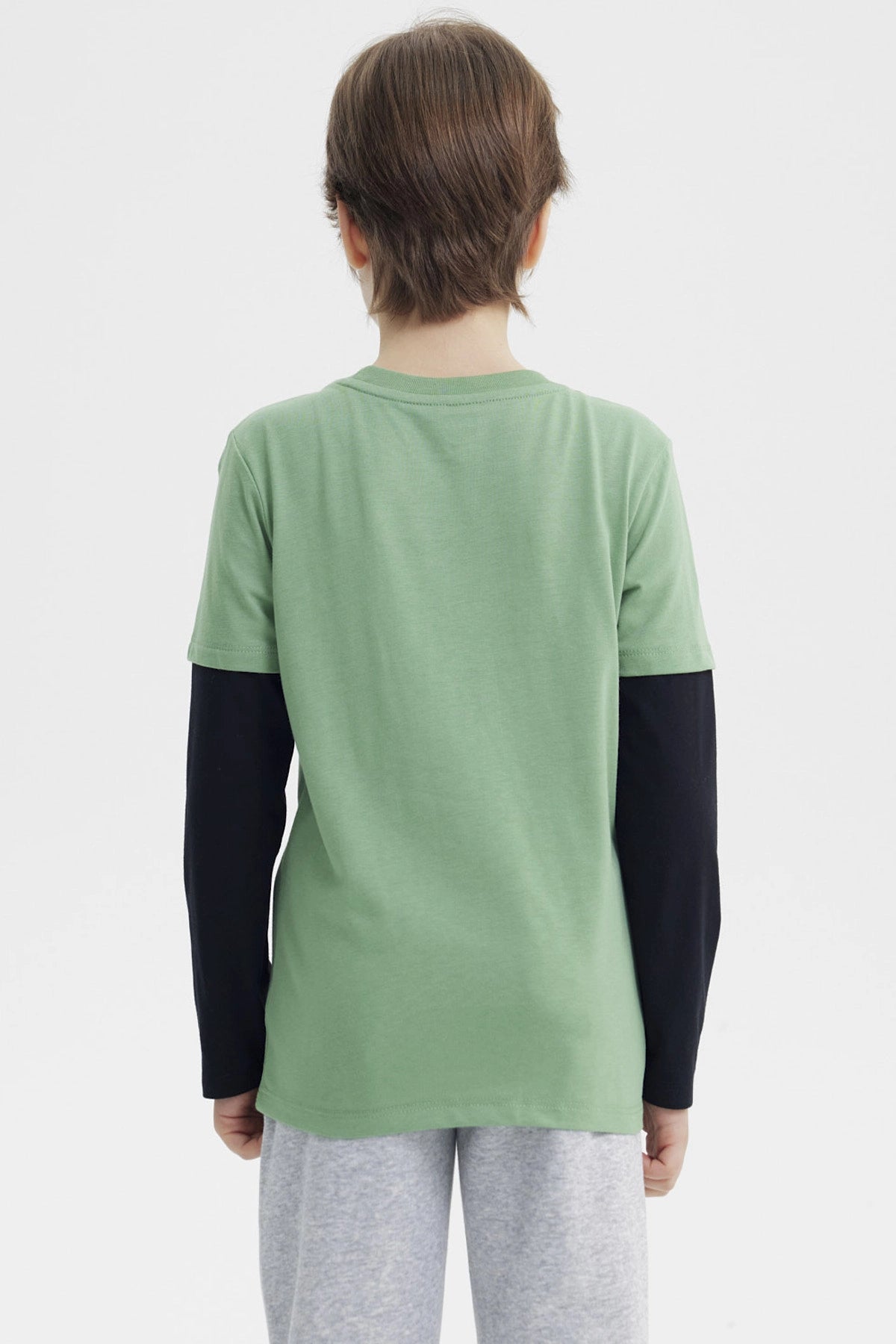 Polera niño verde claro con estampa central de videojuego con control consola pizza y texto GAME SLEEP EAT REPEAT