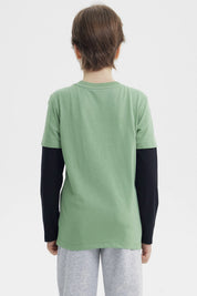 Polera niño verde claro con estampa central de videojuego con control consola pizza y texto GAME SLEEP EAT REPEAT