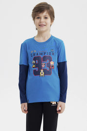 Polera niño azul petróleo con estampa de autos de carrera y texto Champion 93 en el pecho estilo deportivo y colorido