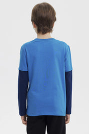 Polera niño azul petróleo con estampa de autos de carrera y texto Champion 93 en el pecho estilo deportivo y colorido