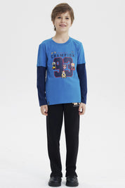 Polera niño azul petróleo con estampa de autos de carrera y texto Champion 93 en el pecho estilo deportivo y colorido