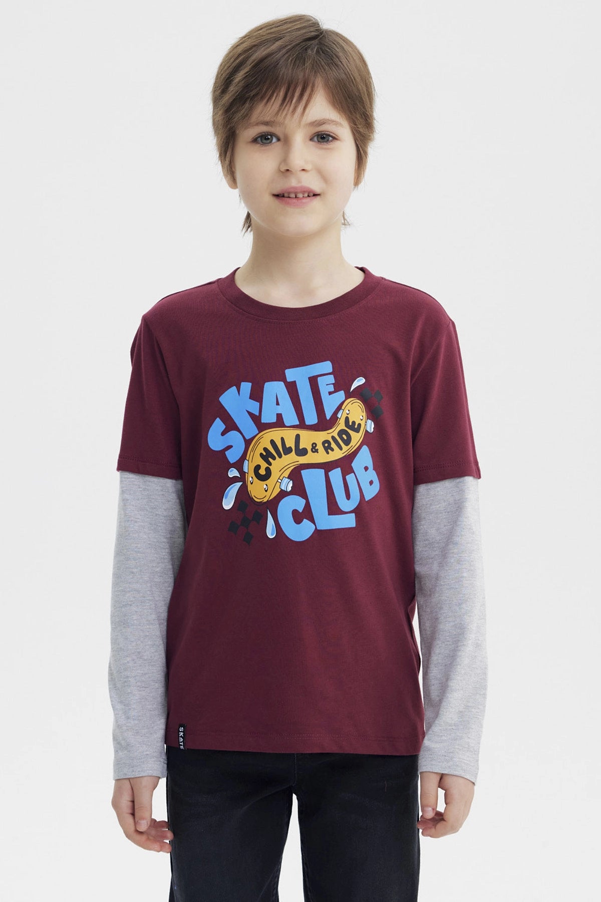 Polera burdeo de niño con estampado Skate Chill Ride en el centro estilo gráfico urbano sobre fondo liso