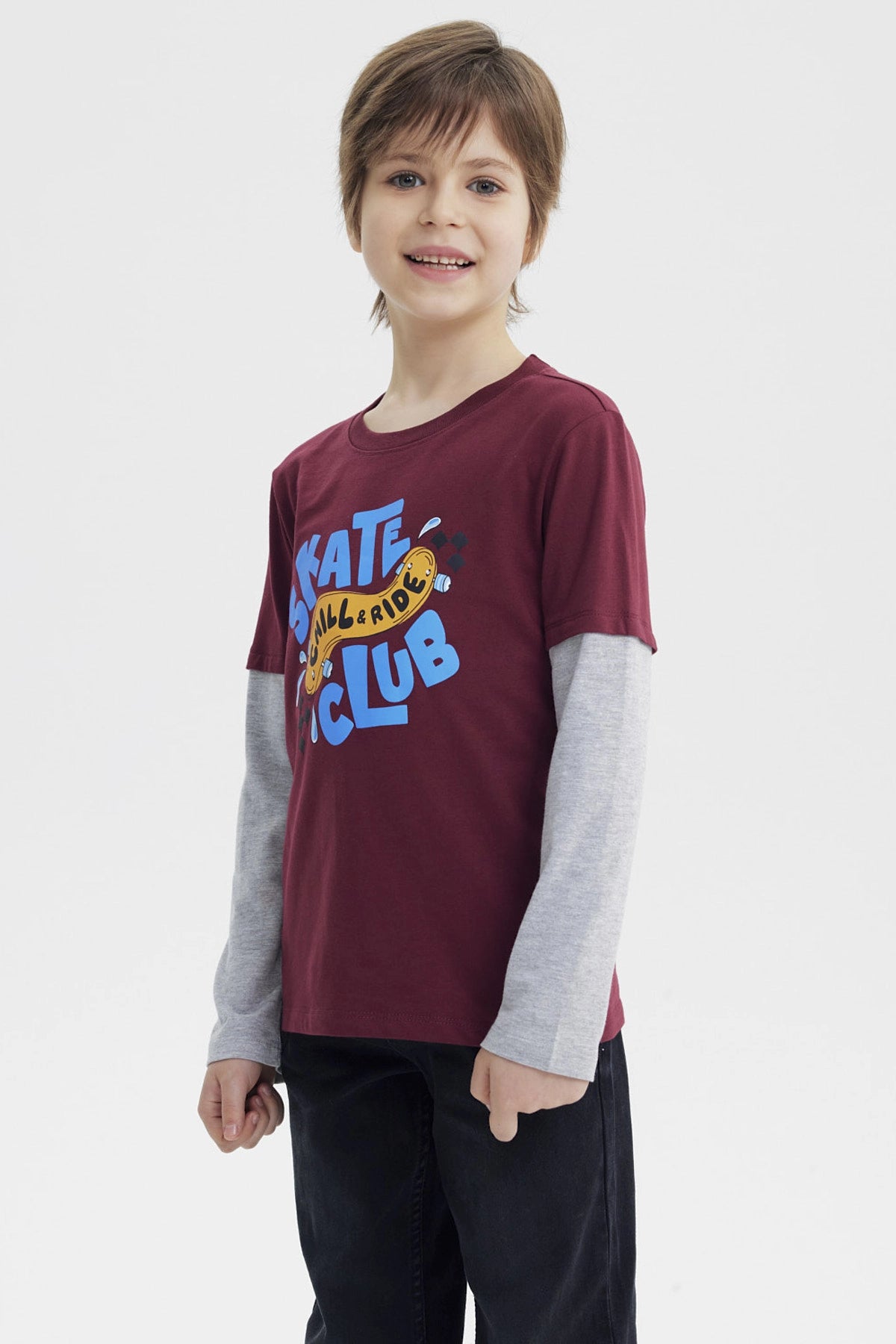 Polera burdeo de niño con estampado Skate Chill Ride en el centro estilo gráfico urbano sobre fondo liso
