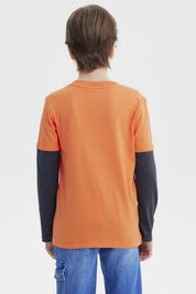 Polera naranja para niño con estampa deportiva al frente que dice Choose Your Game en azul y blanco diseño gráfico grande