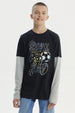 Polera negra para niño con mangas grises y estampa de deportes y control de videojuegos en el centro estilo moderno