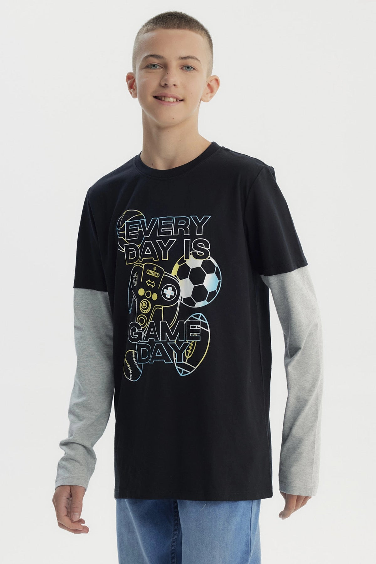 Polera negra para niño con mangas grises y estampa de deportes y control de videojuegos en el centro estilo moderno