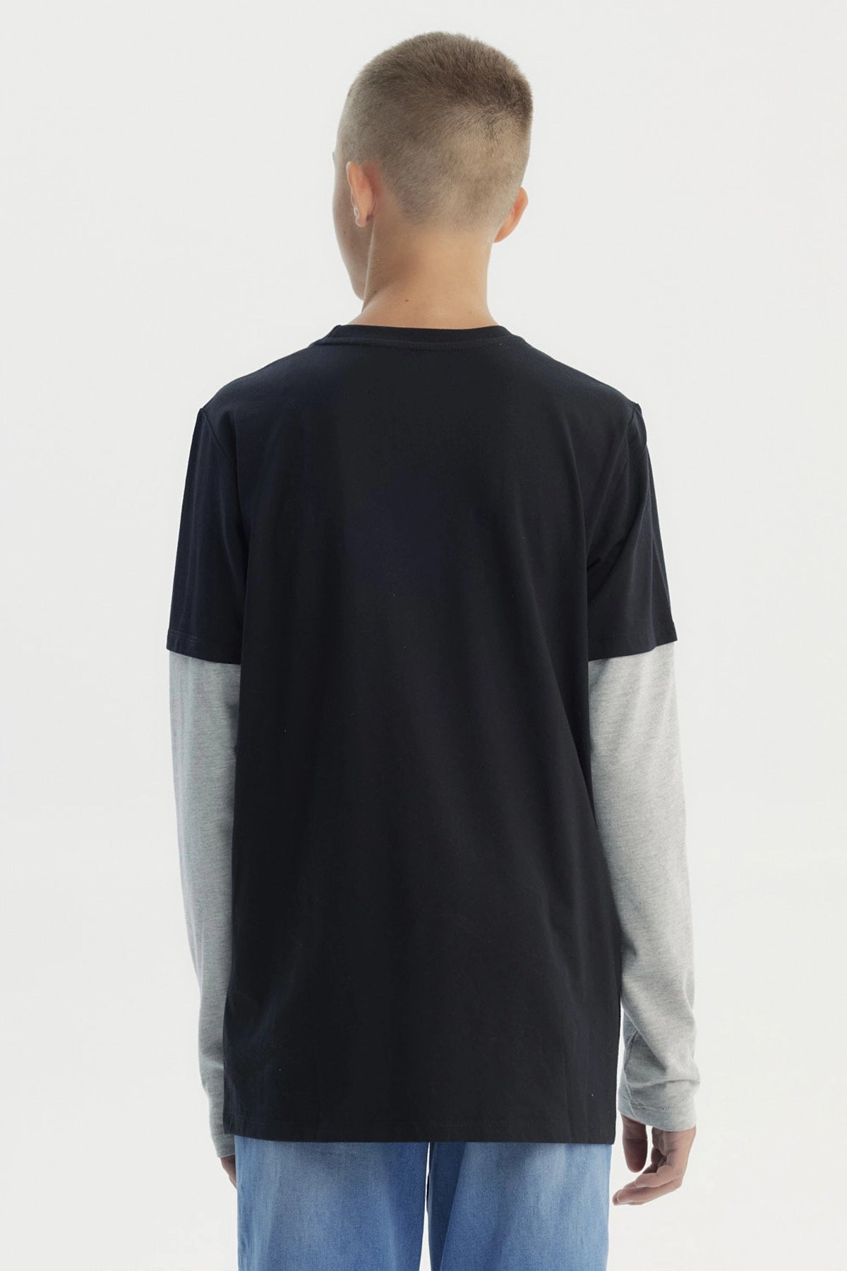 Polera negra para niño con mangas grises y estampa de deportes y control de videojuegos en el centro estilo moderno