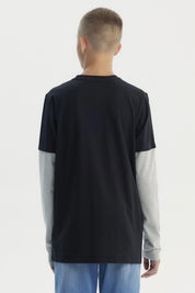Polera negra para niño con mangas grises y estampa de deportes y control de videojuegos en el centro estilo moderno