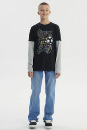 Polera negra para niño con mangas grises y estampa de deportes y control de videojuegos en el centro estilo moderno