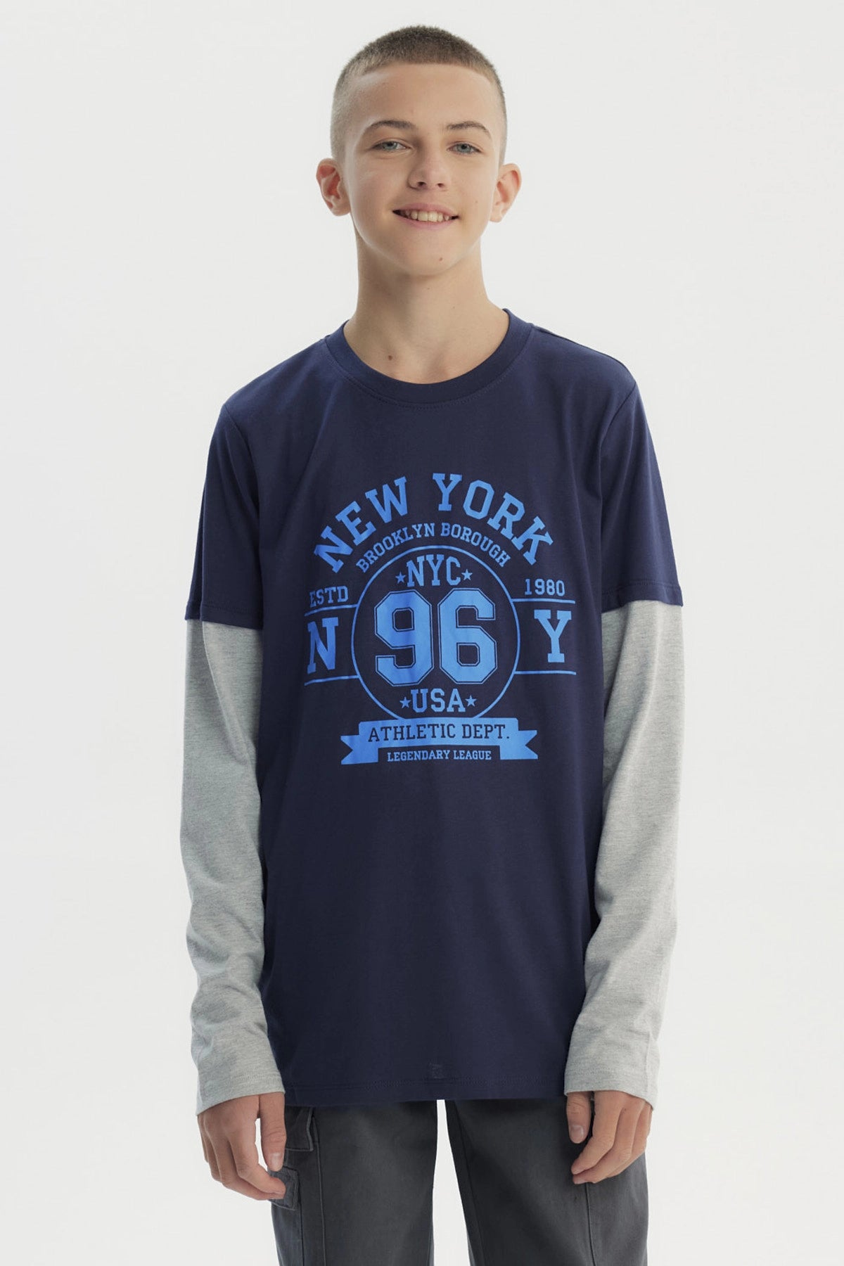 Polera niño azul oscuro con mangas grises y estampado central de New York estilo deportivo