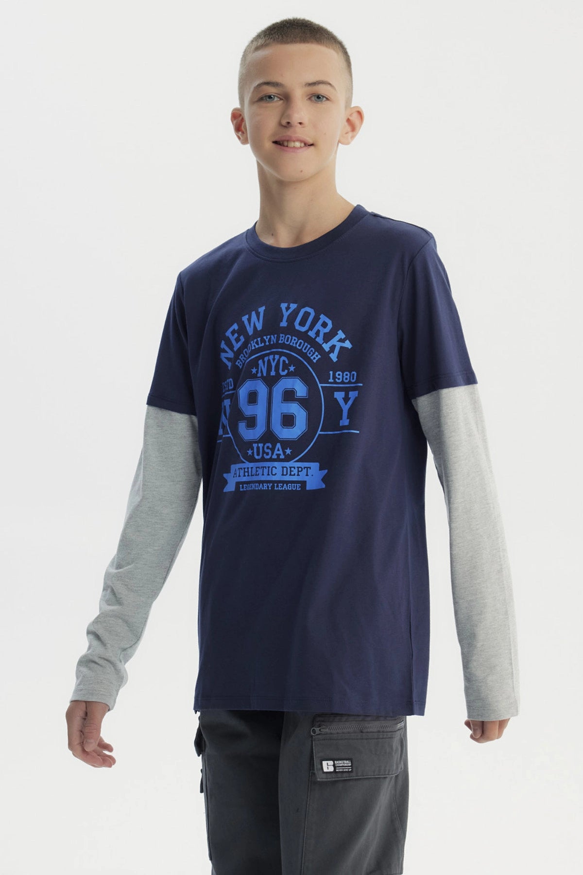 Polera niño azul oscuro con mangas grises y estampado central de New York estilo deportivo