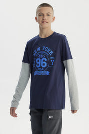 Polera niño azul oscuro con mangas grises y estampado central de New York estilo deportivo