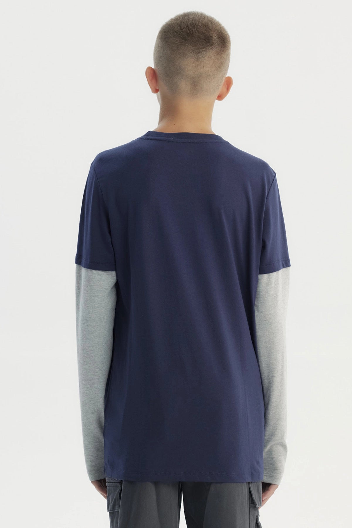 Polera niño azul oscuro con mangas grises y estampado central de New York estilo deportivo