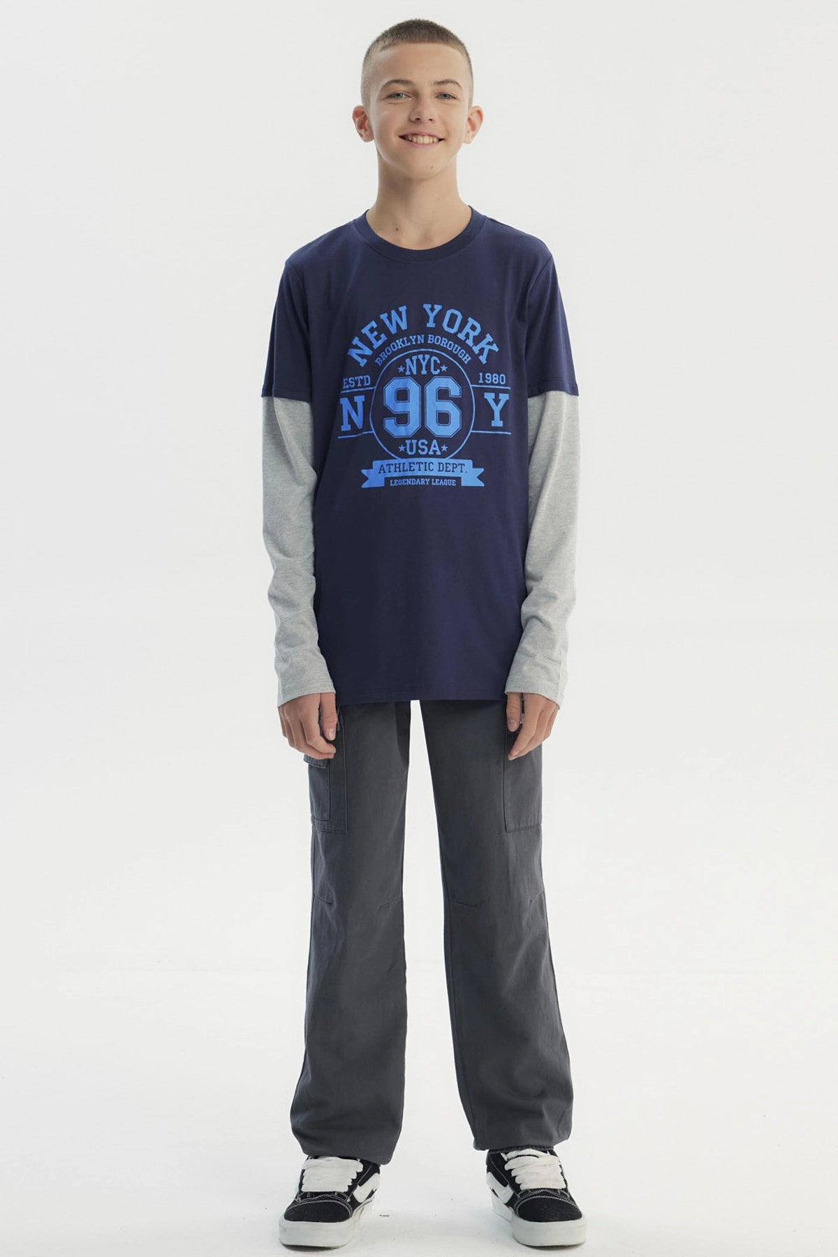 Polera niño azul oscuro con mangas grises y estampado central de New York estilo deportivo