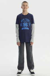 Polera niño azul oscuro con mangas grises y estampado central de New York estilo deportivo