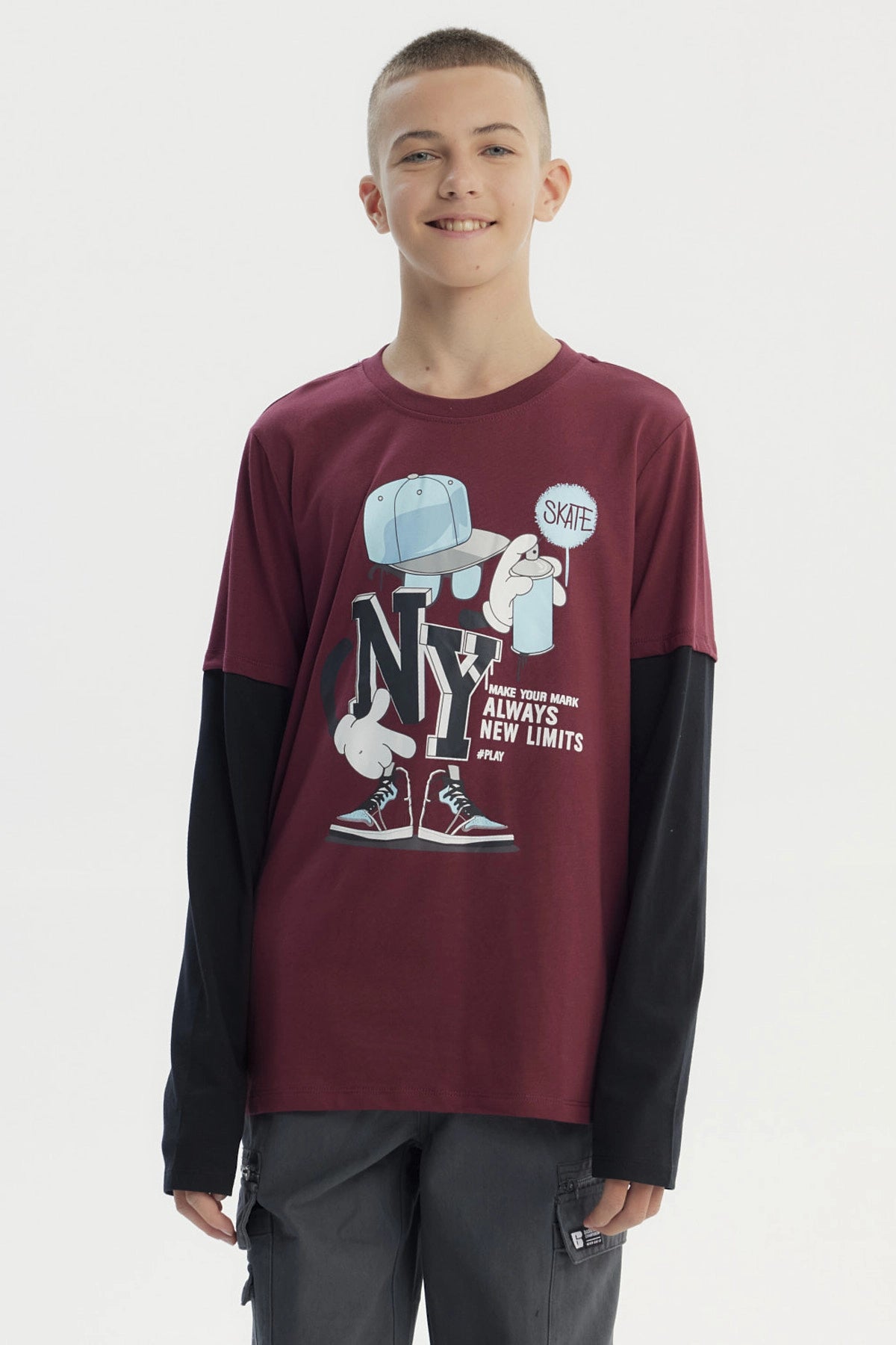 Polera niño burdeo con estampado grande de skate y NY en el frente estilo urbano gráfico en tonos claros