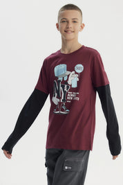 Polera niño burdeo con estampado grande de skate y NY en el frente estilo urbano gráfico en tonos claros