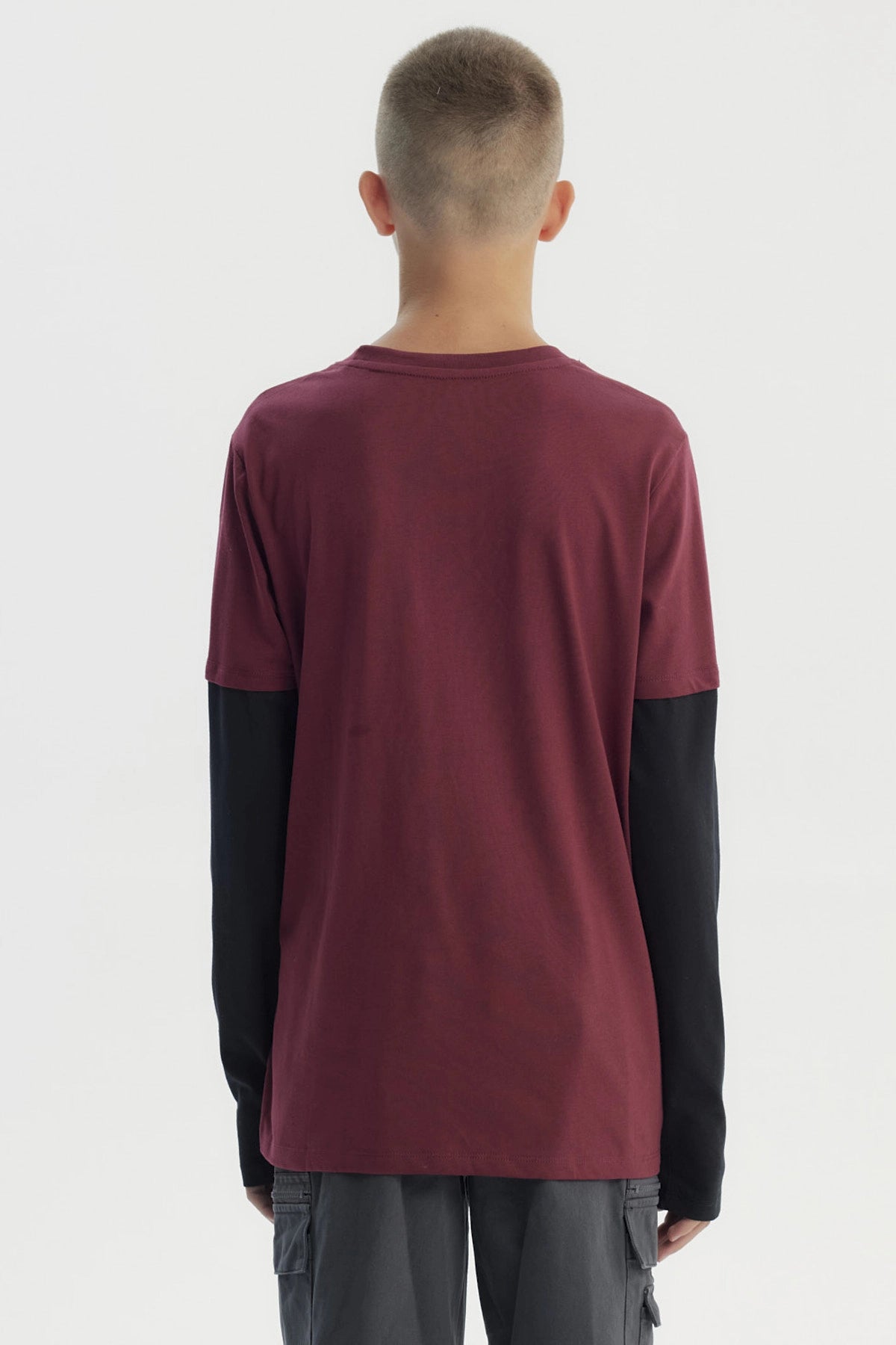 Polera niño burdeo con estampado grande de skate y NY en el frente estilo urbano gráfico en tonos claros