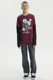 Polera niño burdeo con estampado grande de skate y NY en el frente estilo urbano gráfico en tonos claros