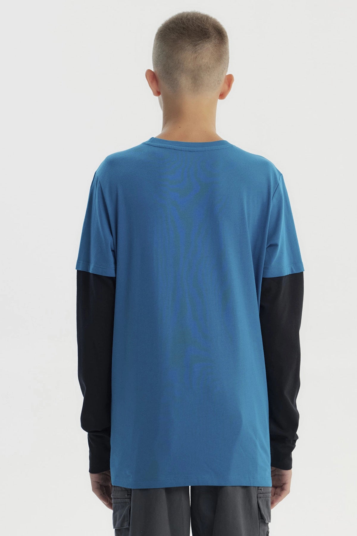 Polera niño color petróleo con estampa central de skate y texto Speed is life Freestyle New York Legends Extreme Life estilo urbano