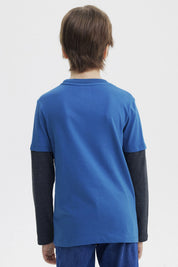 Polera niño petróleo con estampa de dinosaurio pixelado en el centro estilo videojuego retro