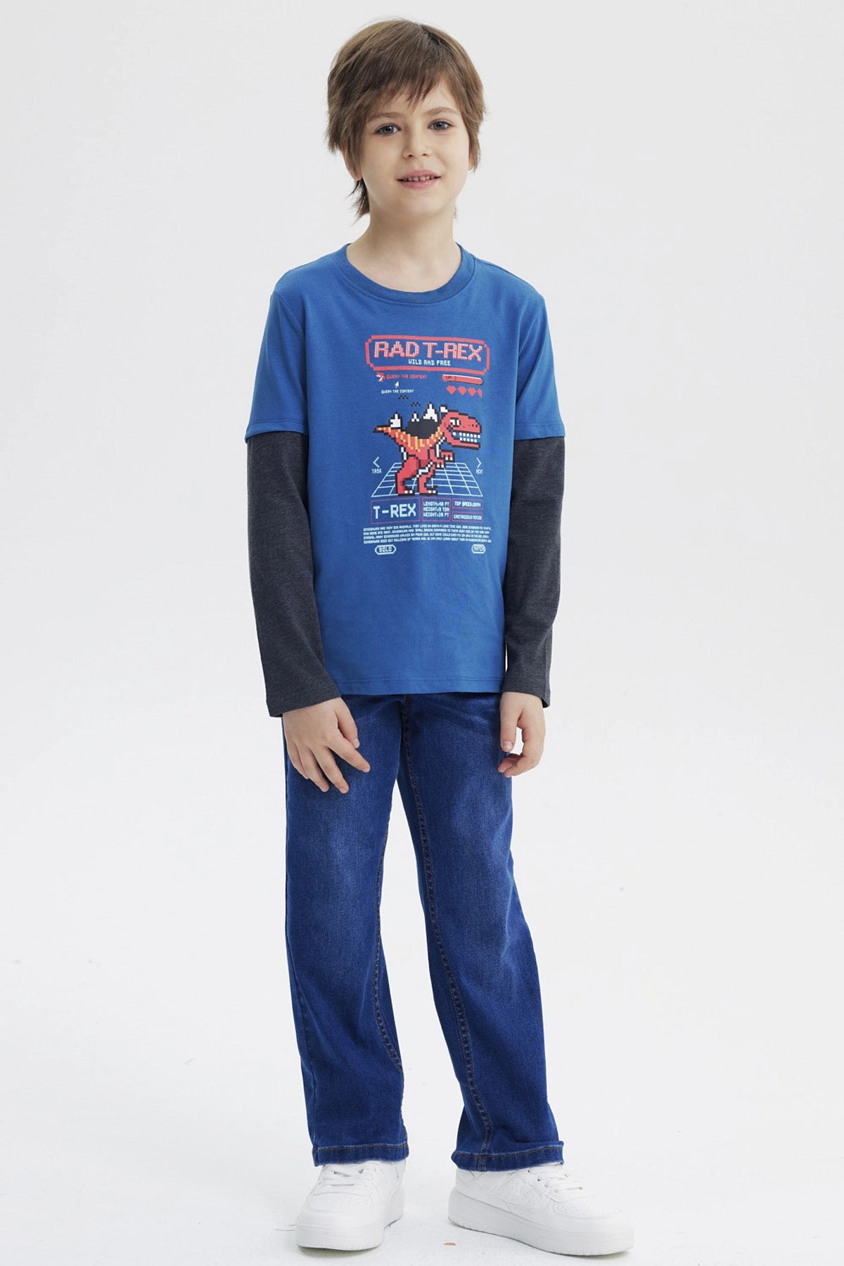 Polera niño petróleo con estampa de dinosaurio pixelado en el centro estilo videojuego retro