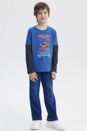 Polera niño petróleo con estampa de dinosaurio pixelado en el centro estilo videojuego retro