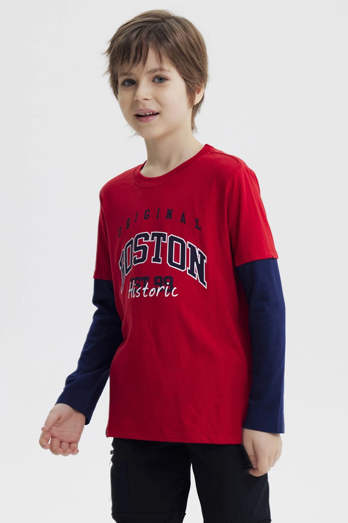 Polera roja para niño con texto Original Boston Historic al frente estilo casual urbano