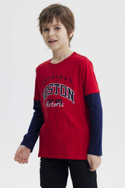 Polera roja para niño con texto Original Boston Historic al frente estilo casual urbano