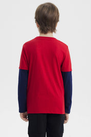 Polera roja para niño con texto Original Boston Historic al frente estilo casual urbano