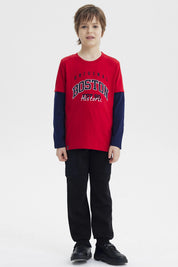 Polera roja para niño con texto Original Boston Historic al frente estilo casual urbano