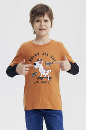 Polera de niño naranjo oscuro con estampa de perro skater en el centro y texto Relax All Day en estilo animado