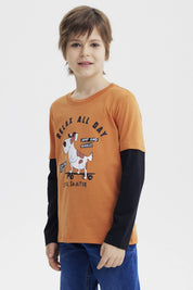 Polera de niño naranjo oscuro con estampa de perro skater en el centro y texto Relax All Day en estilo animado