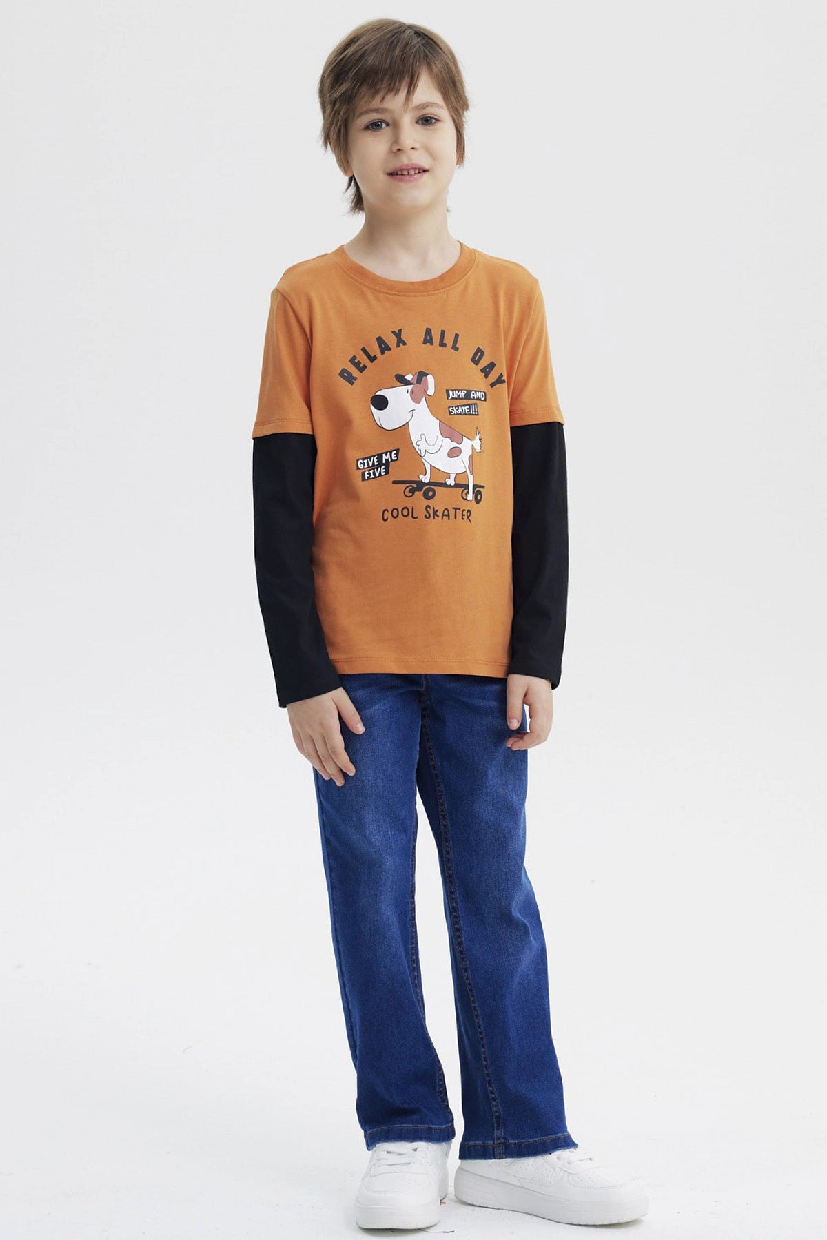 Polera de niño naranjo oscuro con estampa de perro skater en el centro y texto Relax All Day en estilo animado
