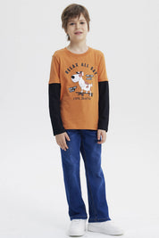 Polera de niño naranjo oscuro con estampa de perro skater en el centro y texto Relax All Day en estilo animado
