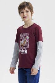 Polera burdeo de niño con estampa grande de dinosaurio en el centro rodeado de texto Survival estilo gráfico moderno