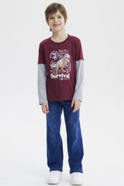 Polera burdeo de niño con estampa grande de dinosaurio en el centro rodeado de texto Survival estilo gráfico moderno