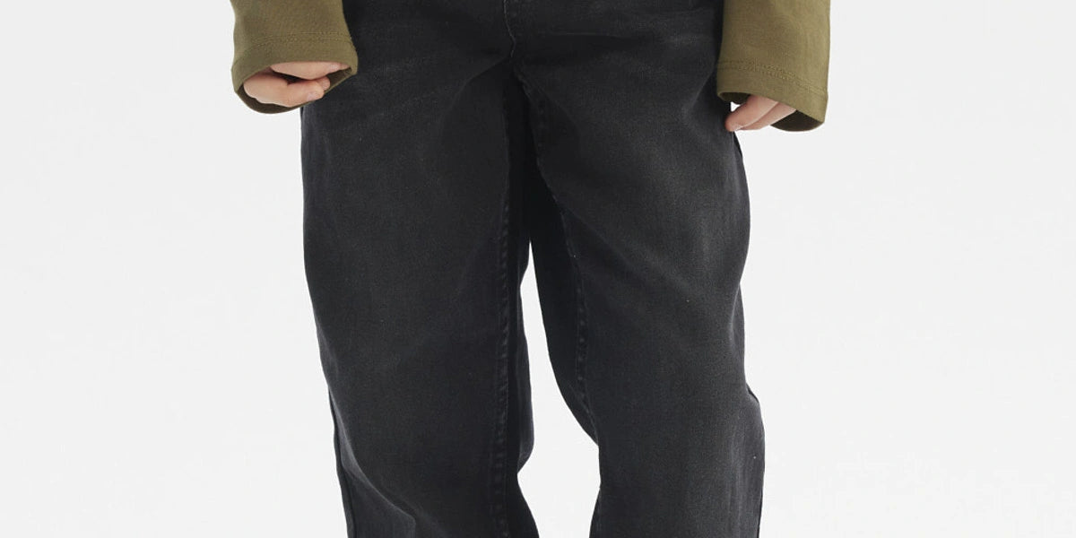 Jeans negro básico para niño con diseño liso y ajuste cómodo ideal para un look casual diario
