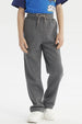 Pantalón buzo niño gris oscuro calce recto con cintura ajustable sin estampa ideal para días activos y cómodos