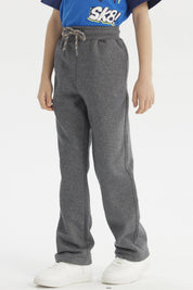 Pantalón buzo niño gris oscuro calce recto con cintura ajustable sin estampa ideal para días activos y cómodos
