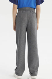 Pantalón buzo niño gris oscuro calce recto con cintura ajustable sin estampa ideal para días activos y cómodos