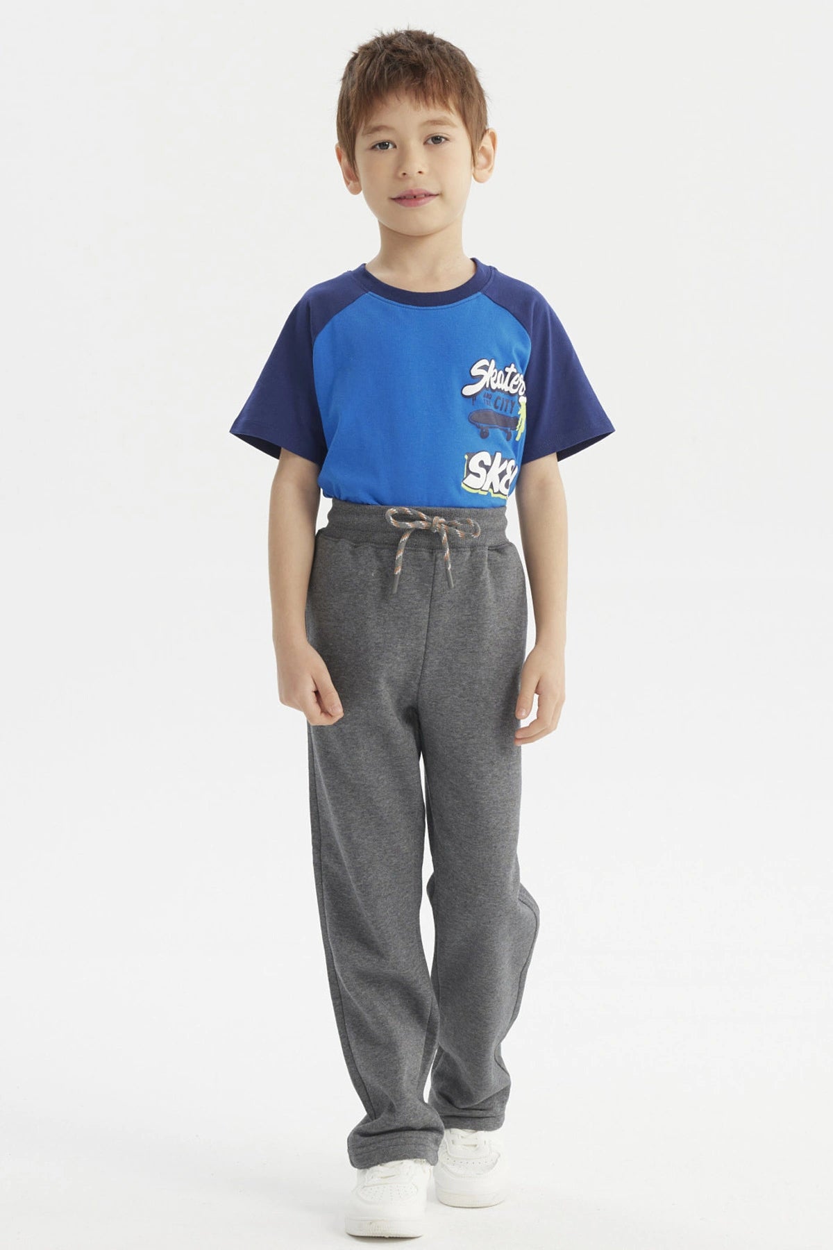 Pantalón buzo niño gris oscuro calce recto con cintura ajustable sin estampa ideal para días activos y cómodos