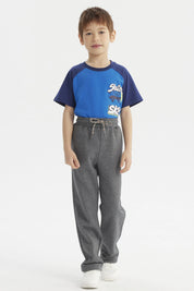 Pantalón buzo niño gris oscuro calce recto con cintura ajustable sin estampa ideal para días activos y cómodos