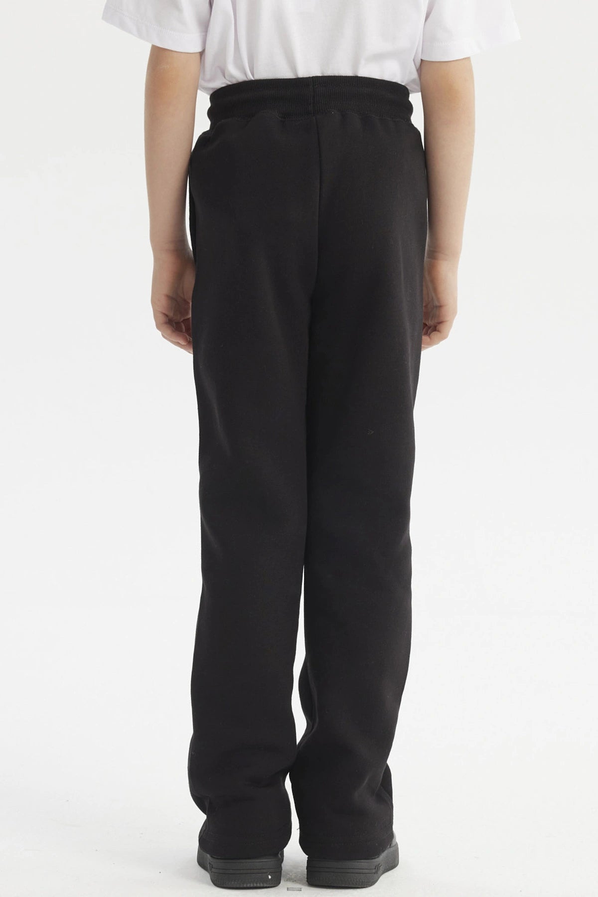 Pantalón buzo niño negro con calce recto y cordón en la cintura prenda lisa ideal para días de juego