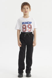 Pantalón buzo niño negro con calce recto y cordón en la cintura prenda lisa ideal para días de juego