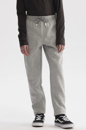 Pantalón buzo gris melange para niño con ajuste de cordón en la cintura y diseño liso ideal para actividades diarias