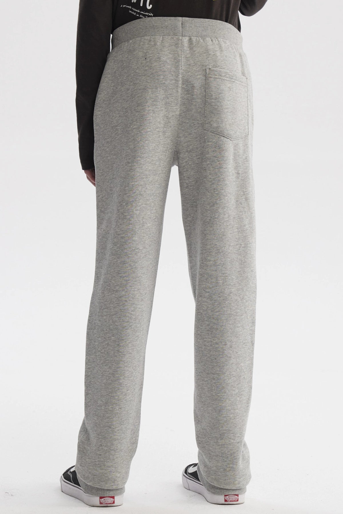 Pantalón buzo gris melange para niño con ajuste de cordón en la cintura y diseño liso ideal para actividades diarias